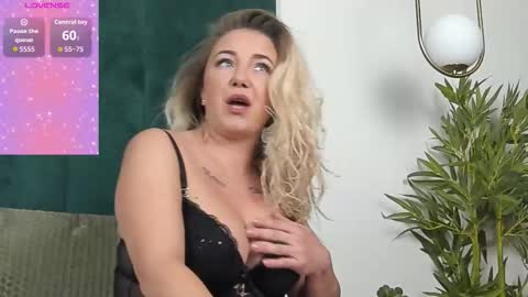 Snapshot of sophie_maeve chatting on October 15, 4:12 am sophie_maeve online show from October 15, 4:12 am