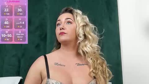 Snapshot of sophie_maeve chatting on October 29, 6:04 am sophie_maeve online show from October 29, 6:04 am