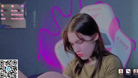 sophie_nomenal_ online show from April 23, 3:19 am