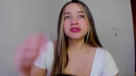 Snapshot of sophie_spencer1 chatting on April 1, 3:40 am sophie_spencer1 online show from April 1, 3:40 am