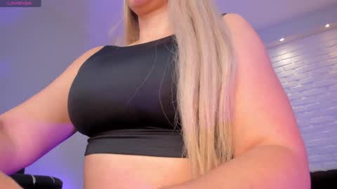 Snapshot of sophiebarnett_ chatting on January 23, 2:12 am Sophie online show from January 23, 2:12 am