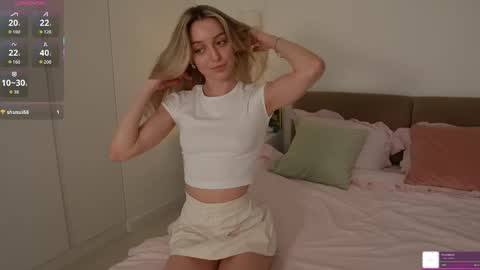 Snapshot of sophiebelll chatting on April 18, 11:47 am sophiebelll online show from April 18, 11:47 am