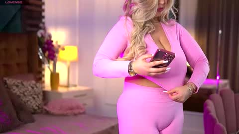 Snapshot of sophieboobsx chatting on February 28, 7:26 am Sophie online show from February 28, 7:26 am