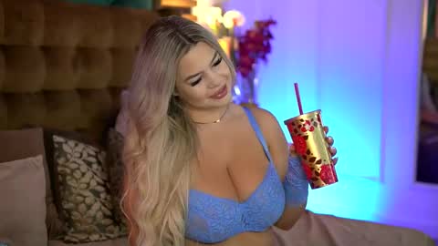 Snapshot of sophieboobsx chatting on October 2, 5:36 am Sophie online show from October 2, 5:36 am