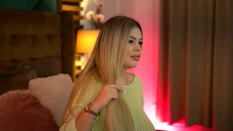 Snapshot of sophieboobsx chatting on November 24, 6:02 am Sophie online show from November 24, 6:02 am