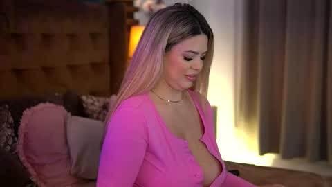 Snapshot of sophieboobsx chatting on December 3, 6:10 am Sophie online show from December 3, 6:10 am