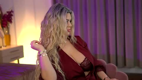 Snapshot of sophieboobsx chatting on December 17, 5:57 am Sophie online show from December 17, 5:57 am