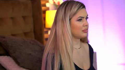 Snapshot of sophieboobsx chatting on February 8, 10:18 am Sophie online show from February 8, 10:18 am