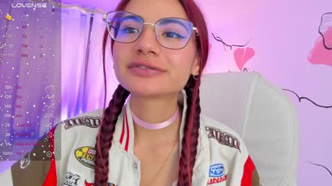 Snapshot of sophiecherry_ chatting on December 5, 9:28 pm Sophie IG sophiecherry es online show from December 5, 9:28 pm