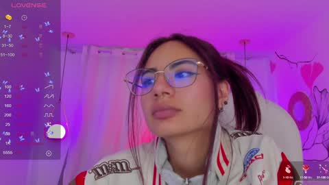 Snapshot of sophiecherry_ chatting on December 22, 10:04 pm Sophie IG sophiecherry es online show from December 22, 10:04 pm