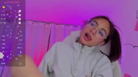Snapshot of sophiecherry_ chatting on December 23, 1:08 am Sophie IG sophiecherry es online show from December 23, 1:08 am