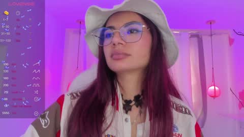 Snapshot of sophiecherry_ chatting on December 28, 9:08 pm Sophie IG sophiecherry es online show from December 28, 9:08 pm