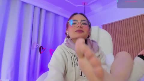 Snapshot of sophiecherry_ chatting on March 7, 5:51 am Sophie IG sophiecherry es online show from March 7, 5:51 am