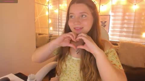 Snapshot of sophiee09_ chatting on February 20, 2:17 pm Sophie online show from February 20, 2:17 pm