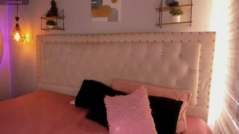 Snapshot of sophiee09_ chatting on April 7, 2:17 pm Sophie online show from April 7, 2:17 pm