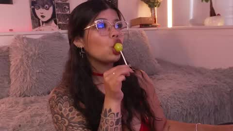 Snapshot of sophiee_art chatting on April 1, 6:38 pm Sophiee online show from April 1, 6:38 pm