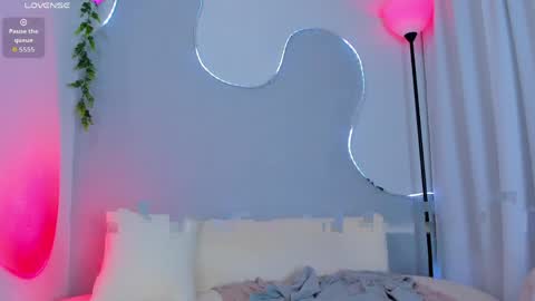 Snapshot of sophiee_s chatting on April 2, 11:02 pm Sophie online show from April 2, 11:02 pm