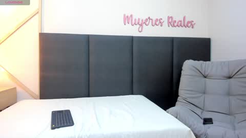 sophieharris__ online show from December 13, 9:20 pm