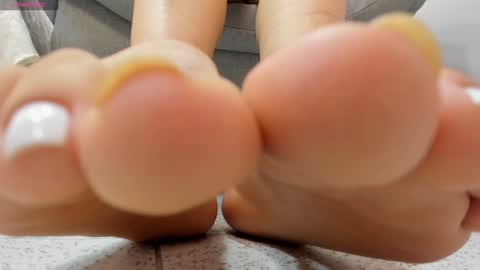 sophieharris__ online show from December 15, 5:20 pm