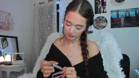 Snapshot of sophieluck chatting on February 5, 5:52 am Sophie online show from February 5, 5:52 am