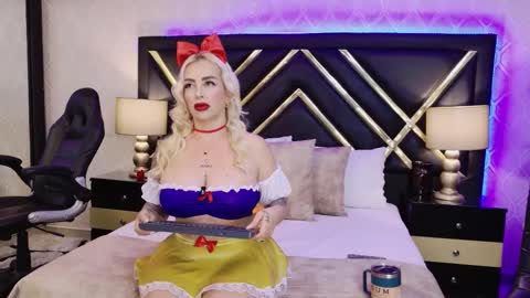 Snapshot of sophiewinslow chatting on November 1, 1:57 pm SophieWinslow online show from November 1, 1:57 pm