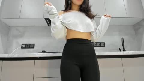 Mia online show from November 6, 8:32 pm