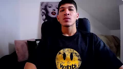 Snapshot of soyraydimarco_ chatting on December 27, 3:15 pm RayDimarco independent model online show from December 27, 3:15 pm