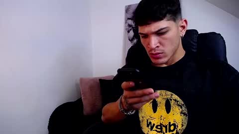 Snapshot of soyraydimarco_ chatting on December 27, 6:20 pm RayDimarco independent model online show from December 27, 6:20 pm