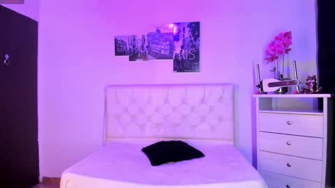 Snapshot of soysilvanna_ chatting on October 3, 1:02 am online show from October 3, 1:02 am