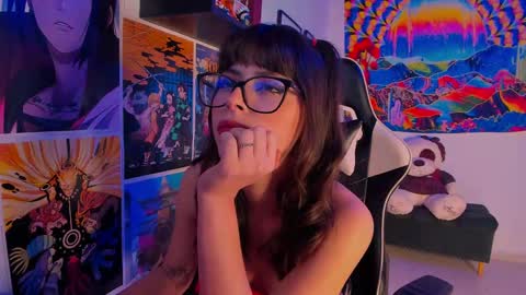 Snapshot of space__kittyy chatting on December 27, 8:45 am Val online show from December 27, 8:45 am