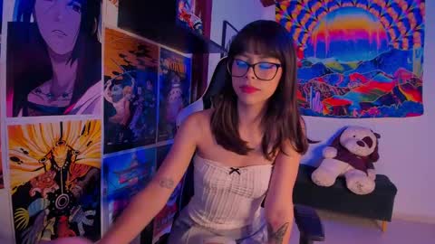 Snapshot of space__kittyy chatting on January 3, 12:33 am Val online show from January 3, 12:33 am
