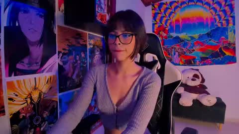 Snapshot of space__kittyy chatting on February 17, 5:58 am Val online show from February 17, 5:58 am