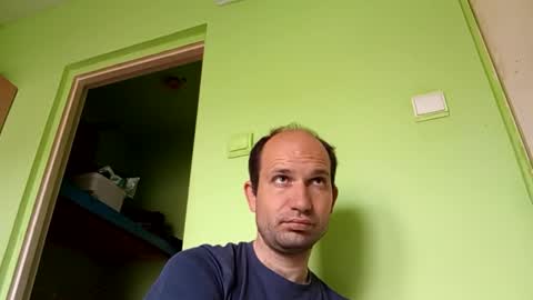 Snapshot of sparei7 chatting on April 14, 12:11 pm Snaiky online show from April 14, 12:11 pm