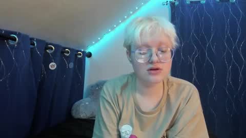 Snapshot of sparkling_water_hate_club chatting on December 2, 10:09 am Atticus Pendragon online show from December 2, 10:09 am