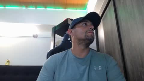 Snapshot of spartacus_cam chatting on February 20, 5:04 am online show from February 20, 5:04 am