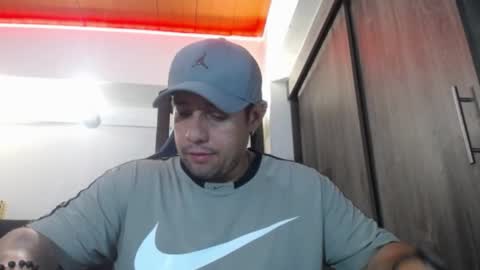 Snapshot of spartacus_cam chatting on April 5, 5:37 am online show from April 5, 5:37 am