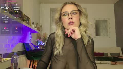 Snapshot of spicyhotmilf chatting on March 18, 2:15 am Lexsy online show from March 18, 2:15 am