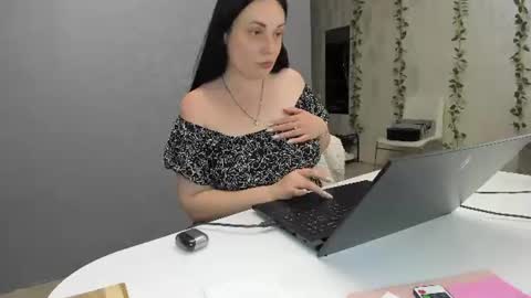 Snapshot of spoiled_lilit chatting on June 23, 9:13 pm Lilith online show from June 23, 9:13 pm