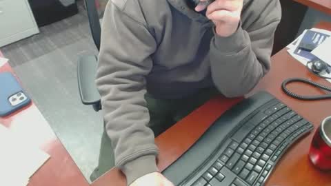 Snapshot of squirrelly82 chatting on December 3, 9:34 pm make me cum c2c talk to me online show from December 3, 9:34 pm