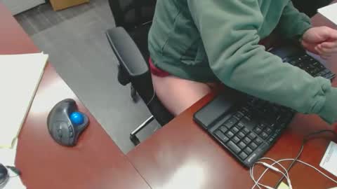 Snapshot of squirrelly82 chatting on January 24, 9:15 pm make me cum c2c talk to me online show from January 24, 9:15 pm