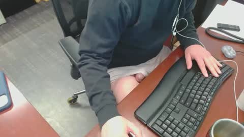 Snapshot of squirrelly82 chatting on February 27, 9:25 pm make me cum c2c talk to me online show from February 27, 9:25 pm