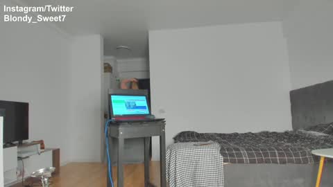 Snapshot of squirt_blondy chatting on January 23, 3:01 pm Caila online show from January 23, 3:01 pm