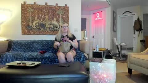 Snapshot of squirt_vip_room chatting on December 23, 1:40 am Roxy Day Mossimo Knight online show from December 23, 1:40 am