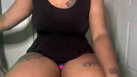Snapshot of squirtsquirt3000 chatting on December 9, 9:26 pm Slimmy.. your ebony goddess online show from December 9, 9:26 pm