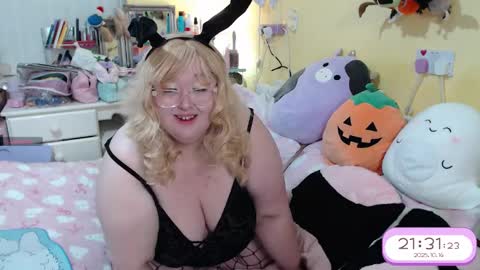 Snapshot of squishythighsx chatting on October 14, 8:31 pm Squishy online show from October 14, 8:31 pm