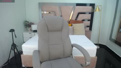 sr_smith_1 online show from April 13, 1:16 pm