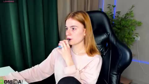 Snapshot of stacey_brow chatting on March 9, 11:31 pm stacey online show from March 9, 11:31 pm