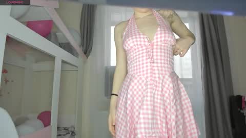 Snapshot of stacey_brow chatting on March 19, 2:26 am stacey online show from March 19, 2:26 am