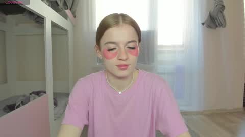 Snapshot of stacey_brow chatting on April 3, 3:04 am stacey online show from April 3, 3:04 am