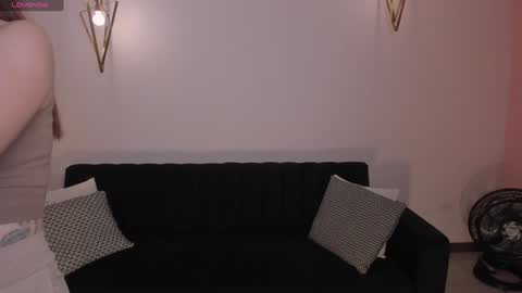 Snapshot of staceywood_ chatting on December 5, 10:23 am Stacy Woods online show from December 5, 10:23 am